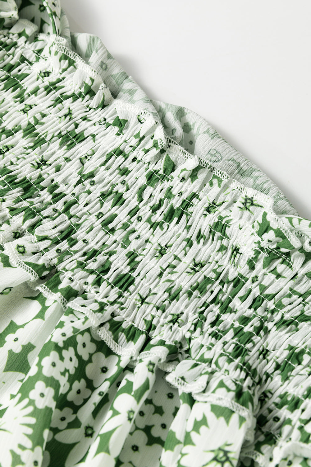 Grünes Minikleid mit Blumenmuster, quadratischem Ausschnitt, geraffter Taille und Rüschen