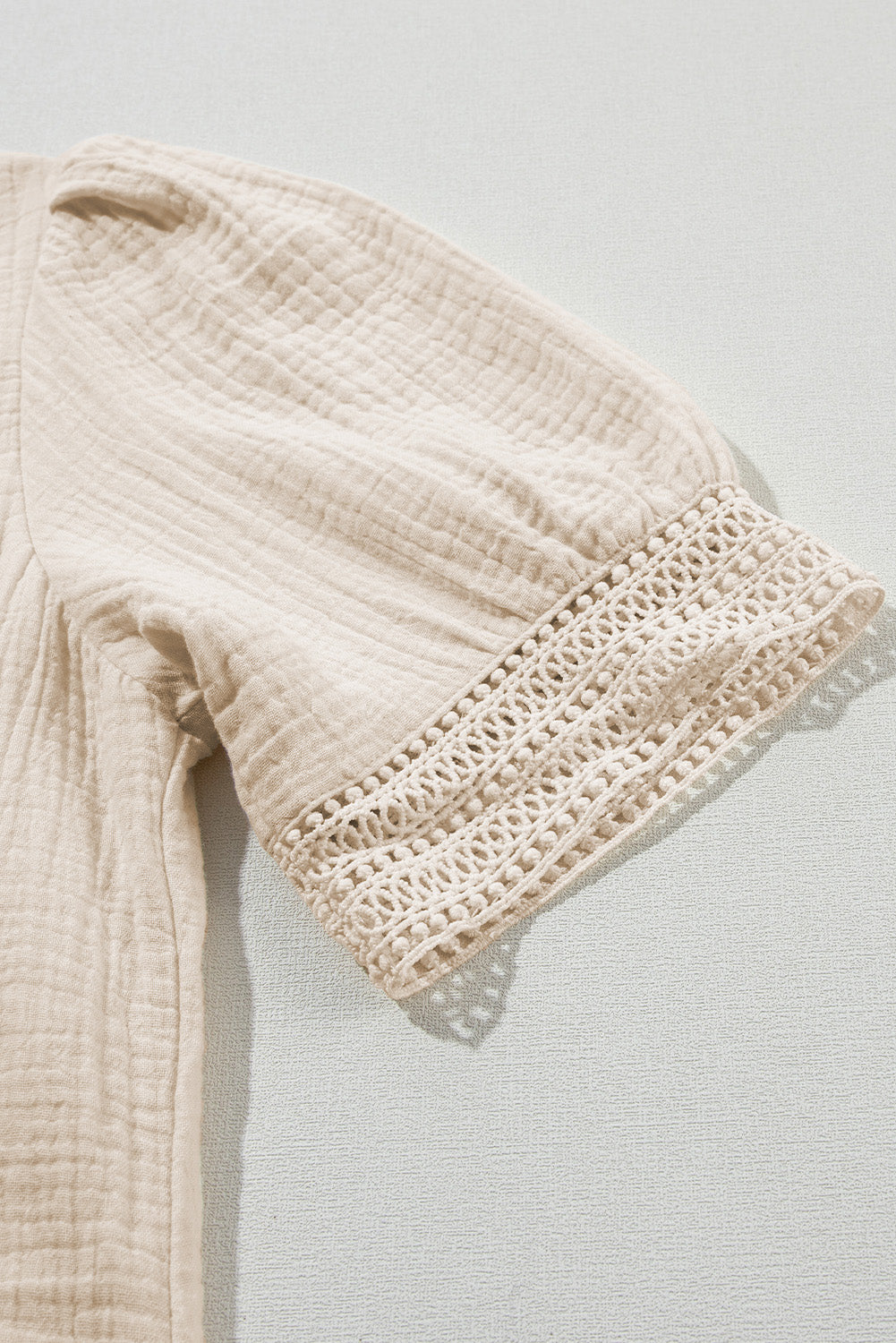 Beiges Mini-Etuikleid mit Crinkle-Spitzenbesatz und Puffärmeln