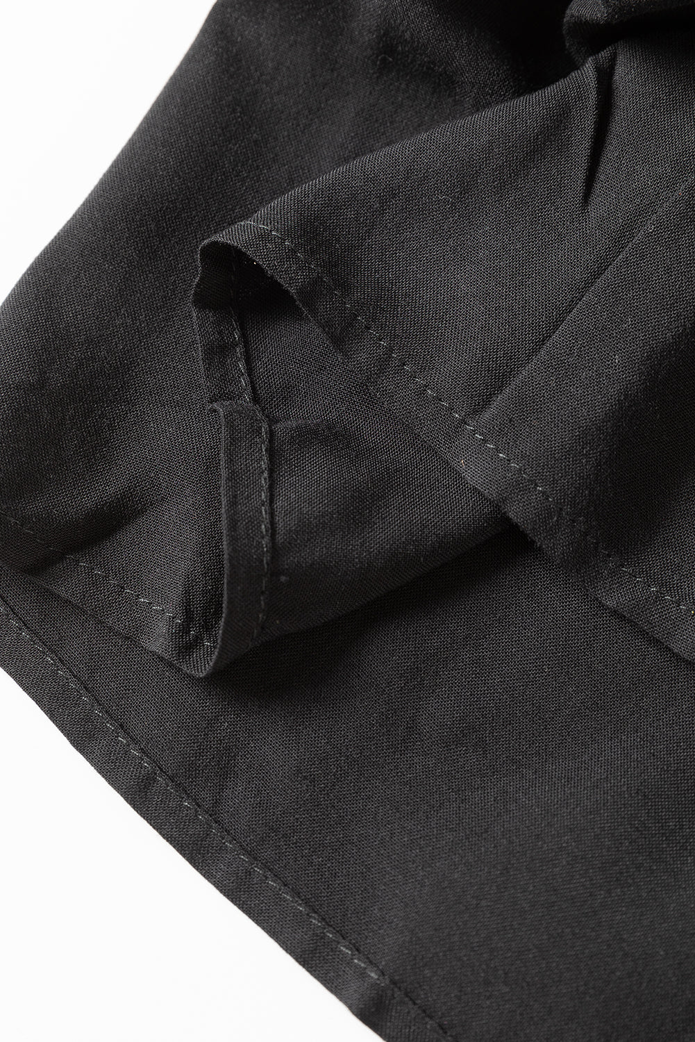 Schwarzes Minikleid aus Spitze mit Puffärmeln, Knöpfen und Rüschen