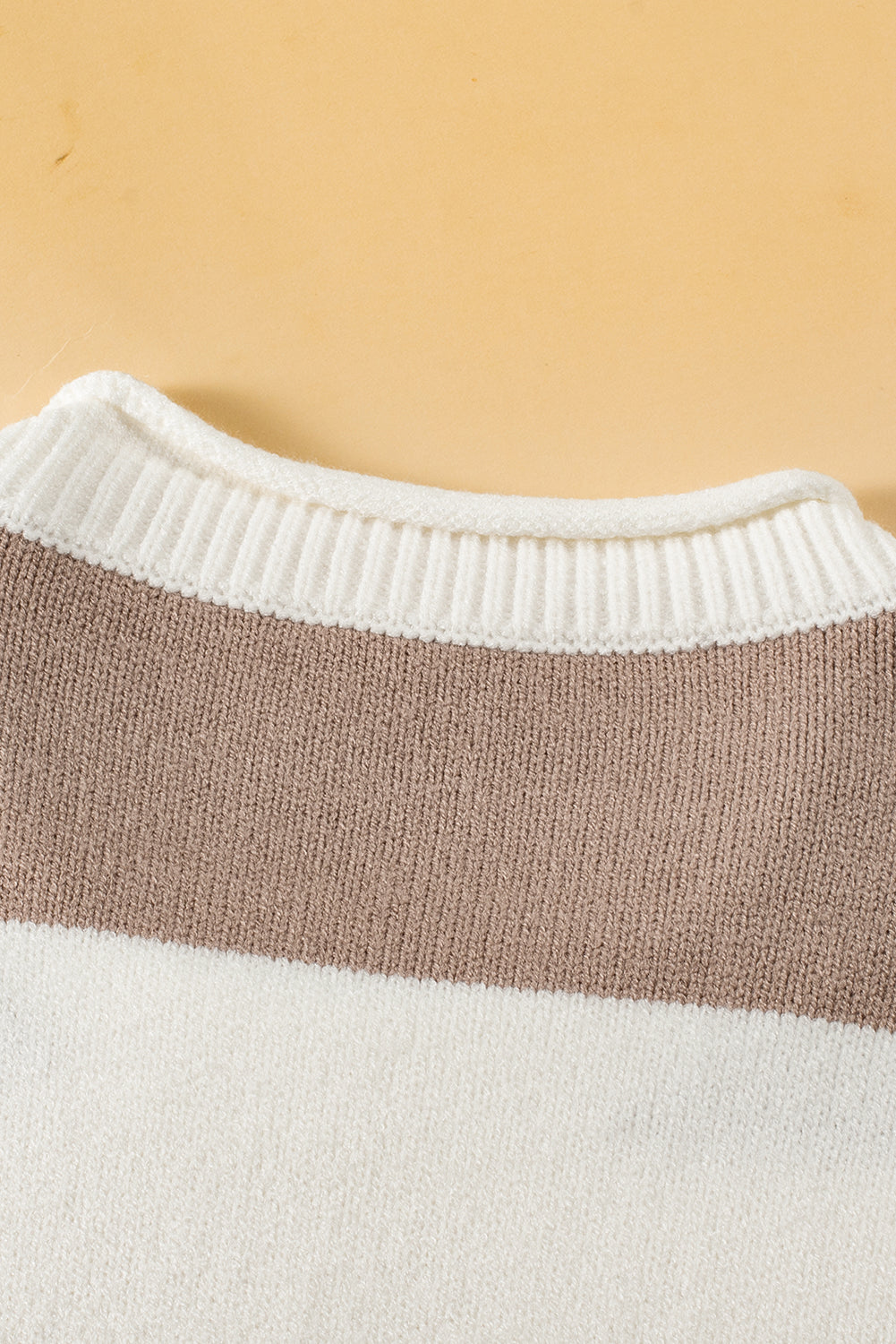 Khakifarbenes, gestreiftes, leicht gestricktes Oberteil mit kurzen Ärmeln