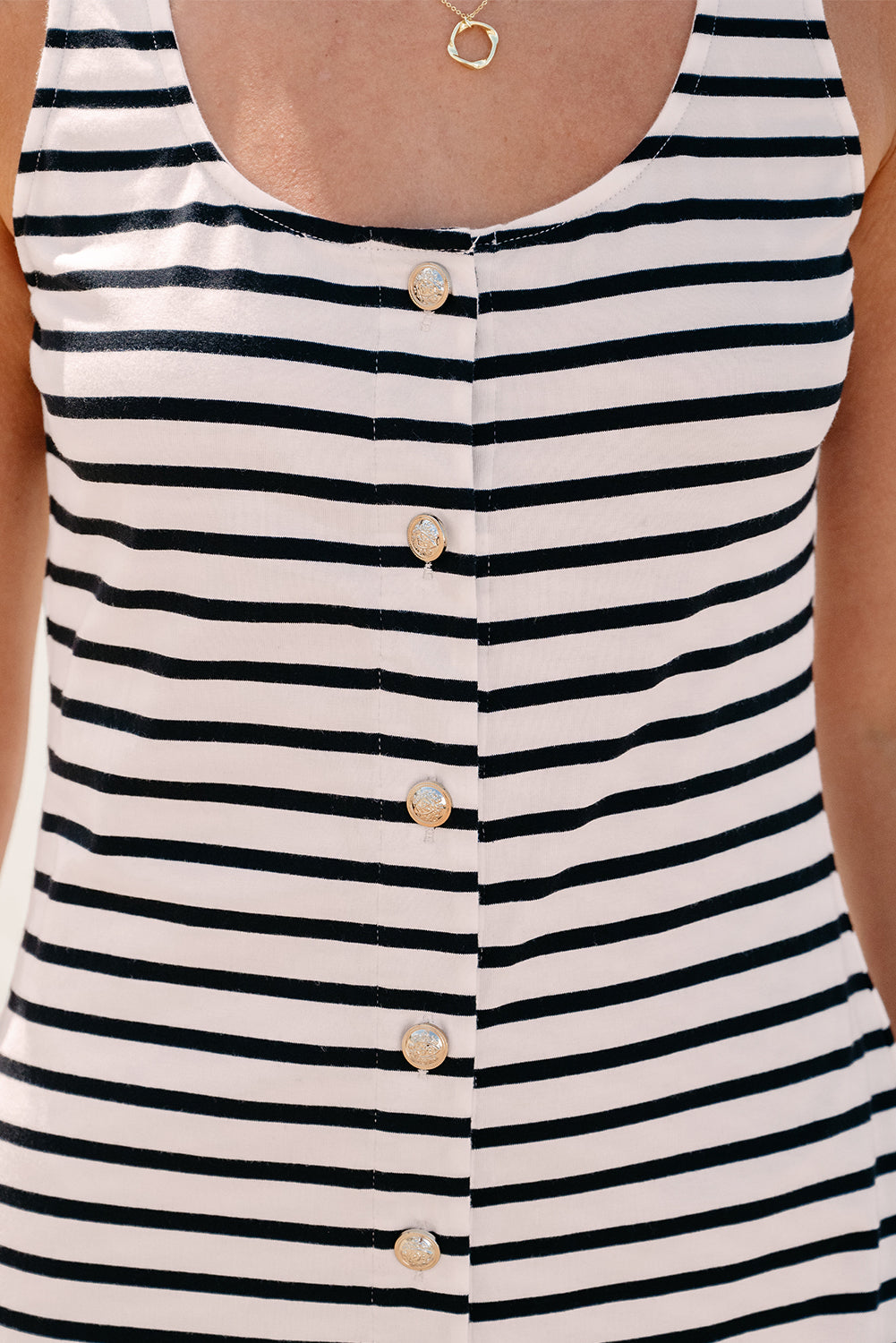 Weißes, ärmelloses Maxikleid mit Streifenmuster und Knöpfen