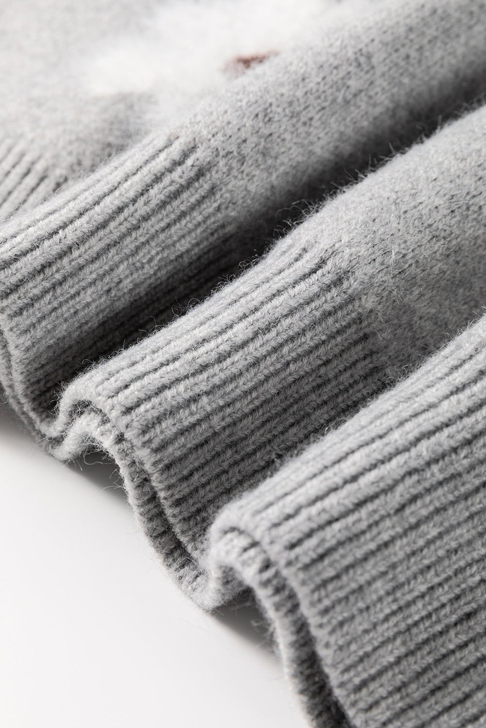 Grauer Pullover mit halbem Reißverschluss und Blumenmuster in Übergröße