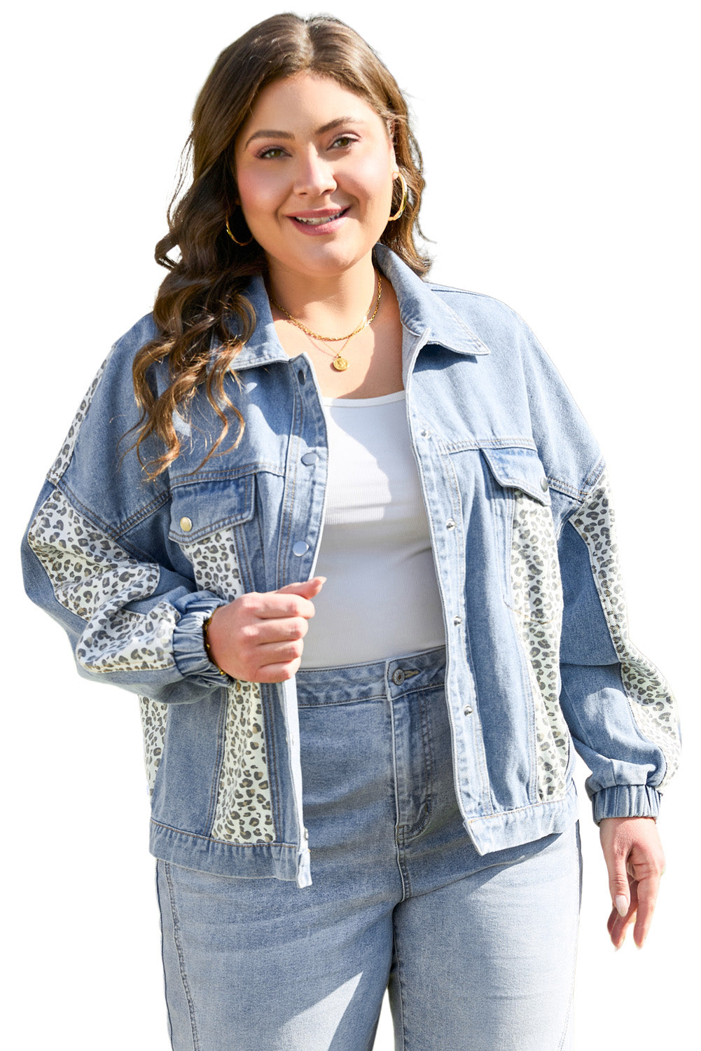 Beau Blue – Jeansjacke mit Leopardenmuster und Patchwork-Klappendetail in Übergröße