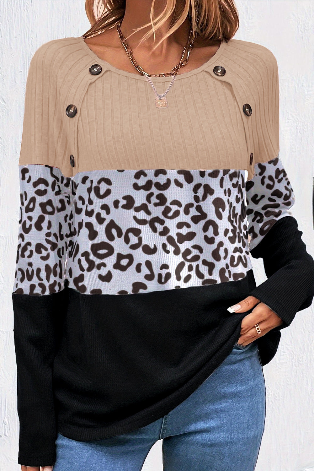 Schwarzes T-Shirt mit Rundhalsausschnitt und Patchwork-Knopfleiste mit Gepardenmuster