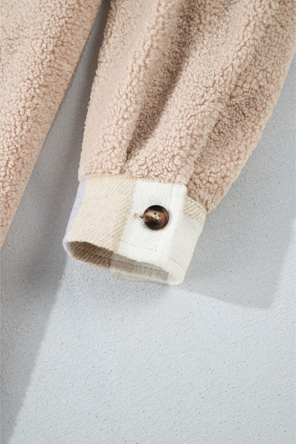 Rauchgrauer, karierter Sherpa-Langmantel mit Patchwork-Kragen und Knopfleiste