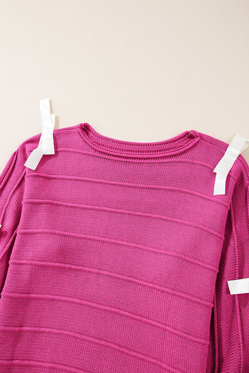 Rosaroter Pullover mit Schleife und Knoten, Rundhalsausschnitt und Cut-Out