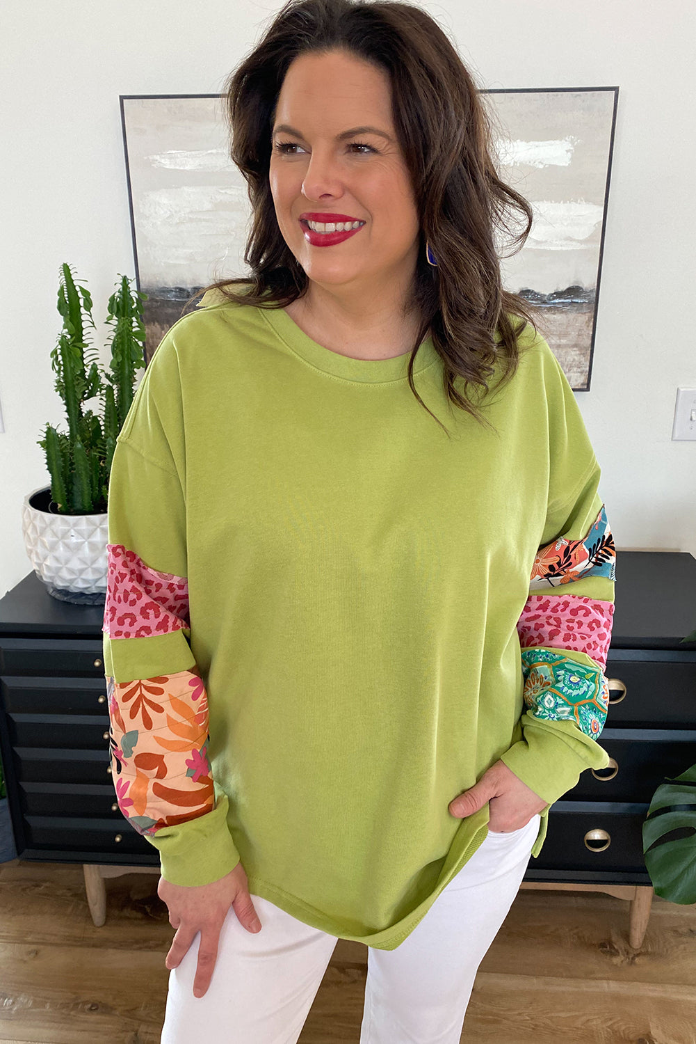 Grünes Sweatshirt mit geschlitzten Patchwork-Ärmeln und Print in Übergröße