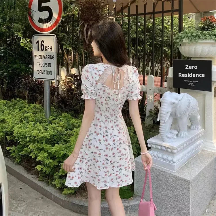 Elegantes, figurbetontes Kleid im französischen Stil mit Blumenmuster – Frühjahr/Sommer 2023