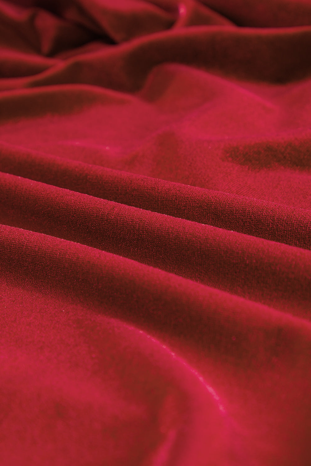 Racing Red – Midikleid aus Samt mit Knöpfen, Puffärmeln, V-Ausschnitt und Schlitz