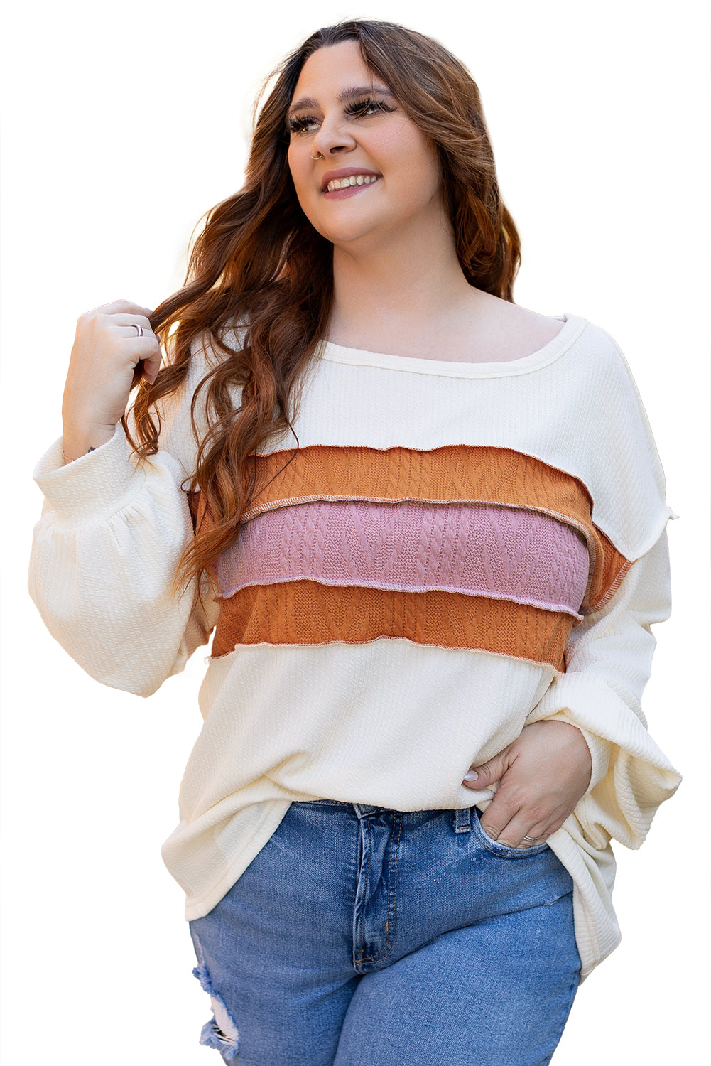 Weißes Stricktop mit Patchwork-Muster und sichtbaren Nähten sowie langen Ärmeln