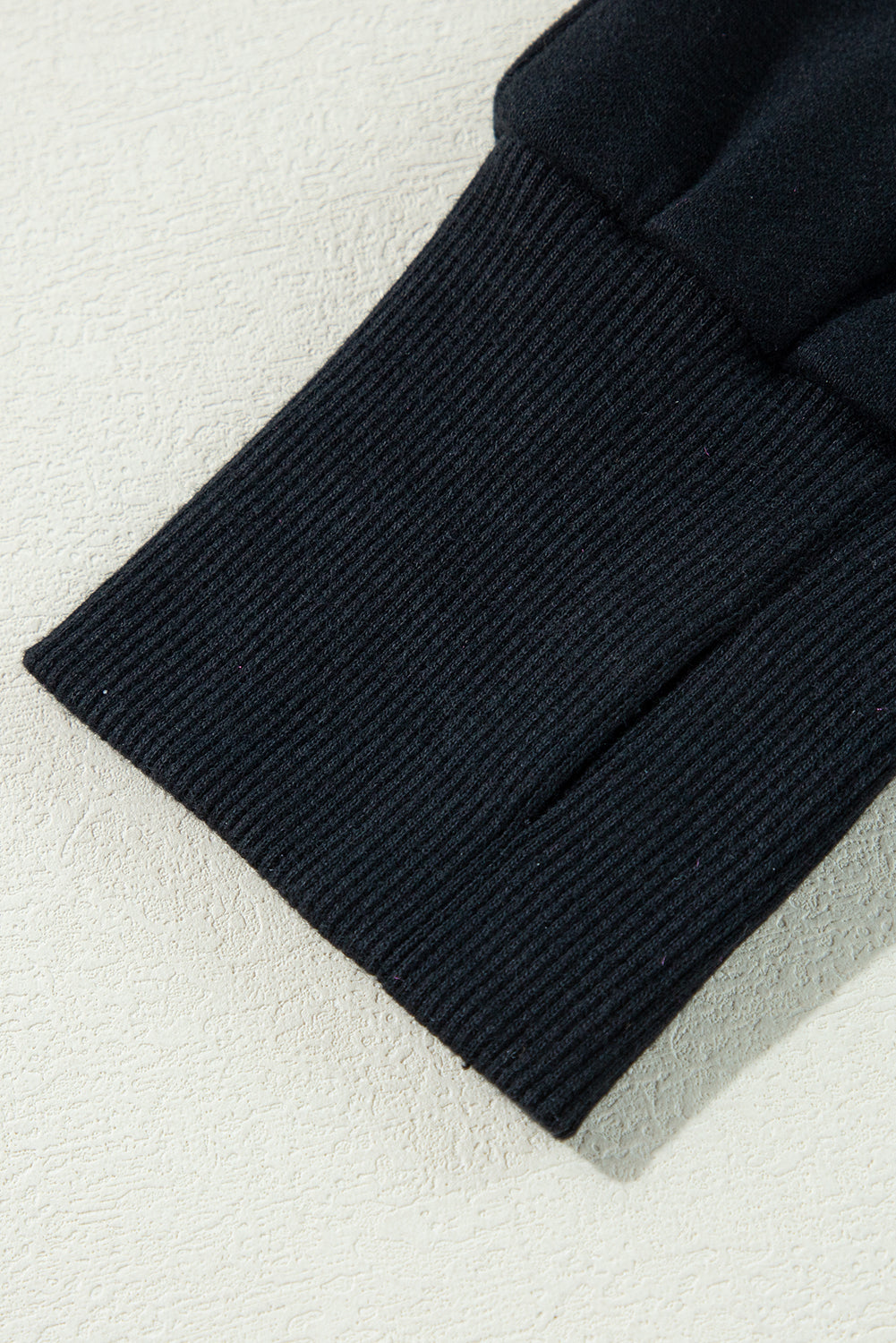 Schwarzes Sweatshirt mit Viertelreißverschluss, Stehkragen und Kängurutasche