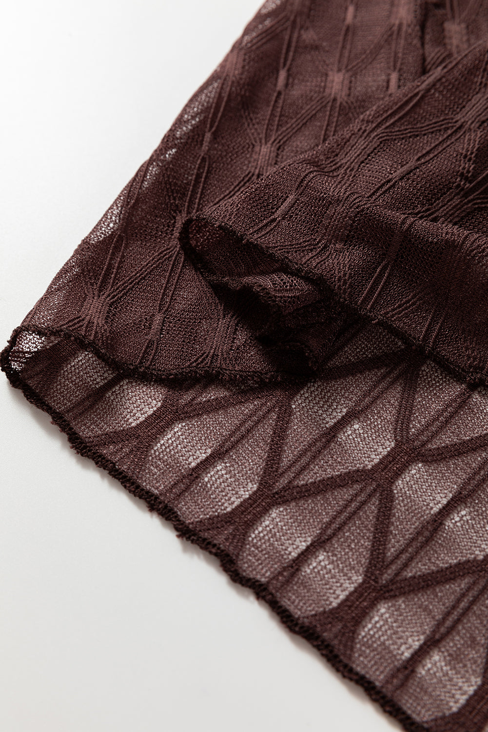 Kaffeebraunes, schmales Langarm-Top mit transparentem Netzstoff und gemustertem Saum