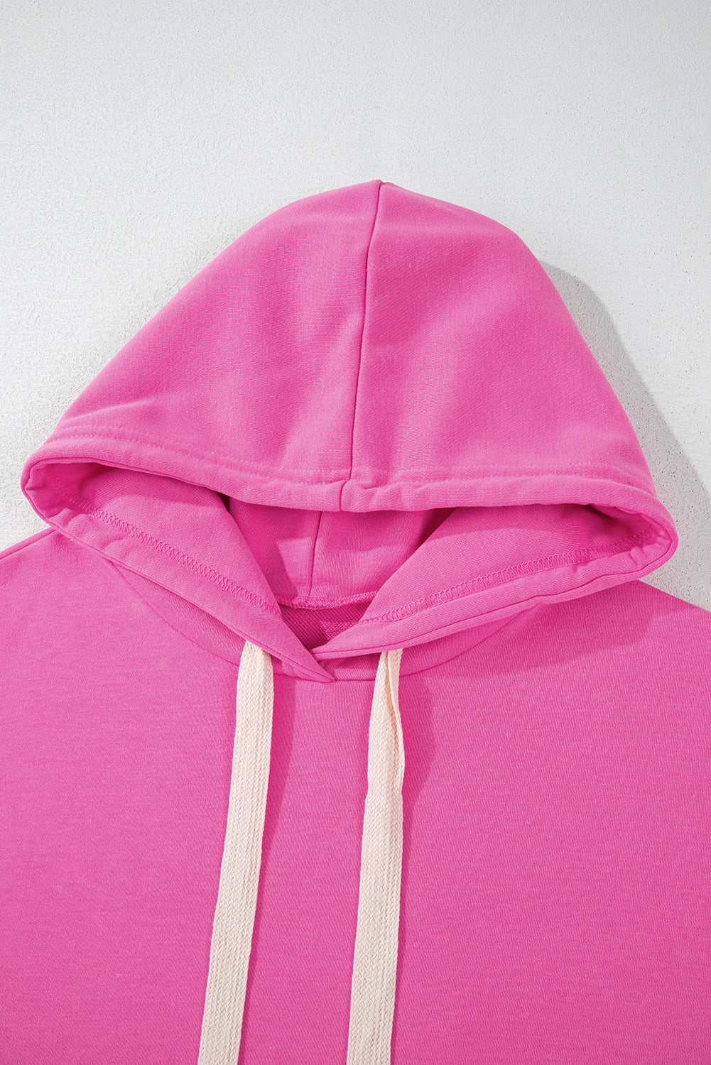 Sachet – Rosafarbener, einfarbiger, kurzer Hoodie mit überschnittener Schulterpartie und Kordelzug