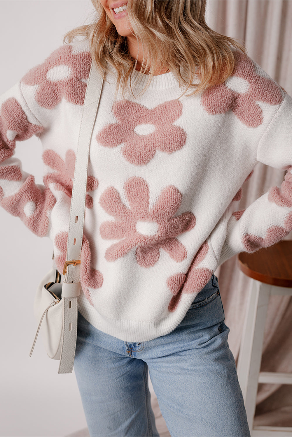 Weißer, strukturierter Pullover mit Blumenmuster und überschnittener Schulter