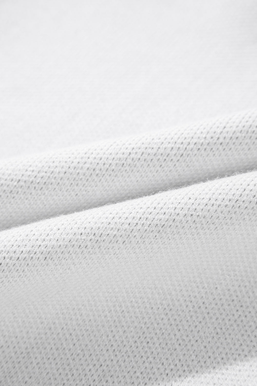 Weißer Pullover mit Stehkragen und halblangem Reißverschluss und Blumenmuster