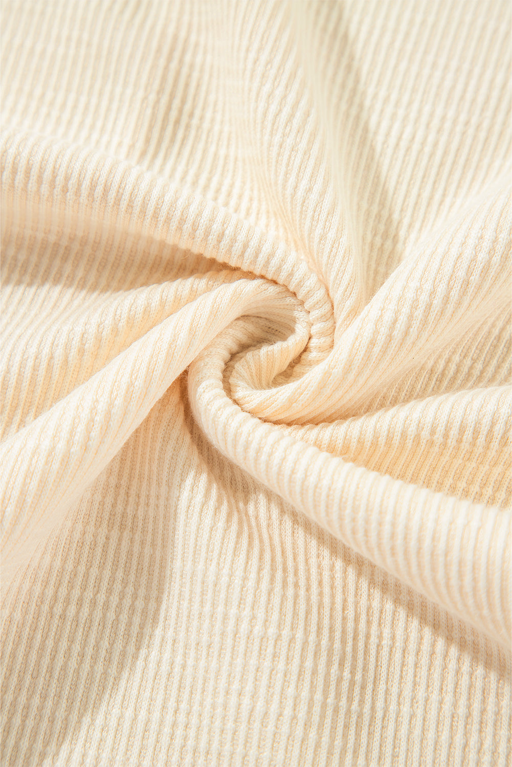 Aprikosenfarbene Bluse mit strukturiertem Patchwork und Ballonärmeln