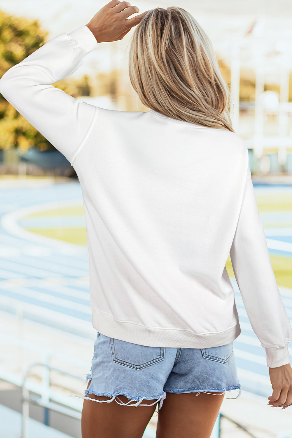 Weißes, lockeres Sweatshirt mit überschnittener Schulter und amerikanischer Flagge