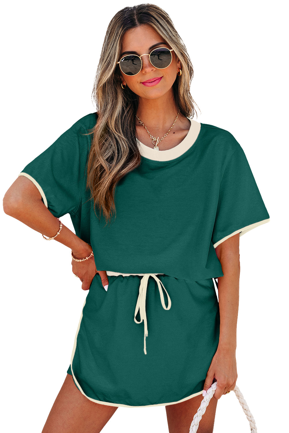 Evergreen 2-teiliges Set mit T-Shirt und Rock mit überschnittener Schulter und Farbblockdesign