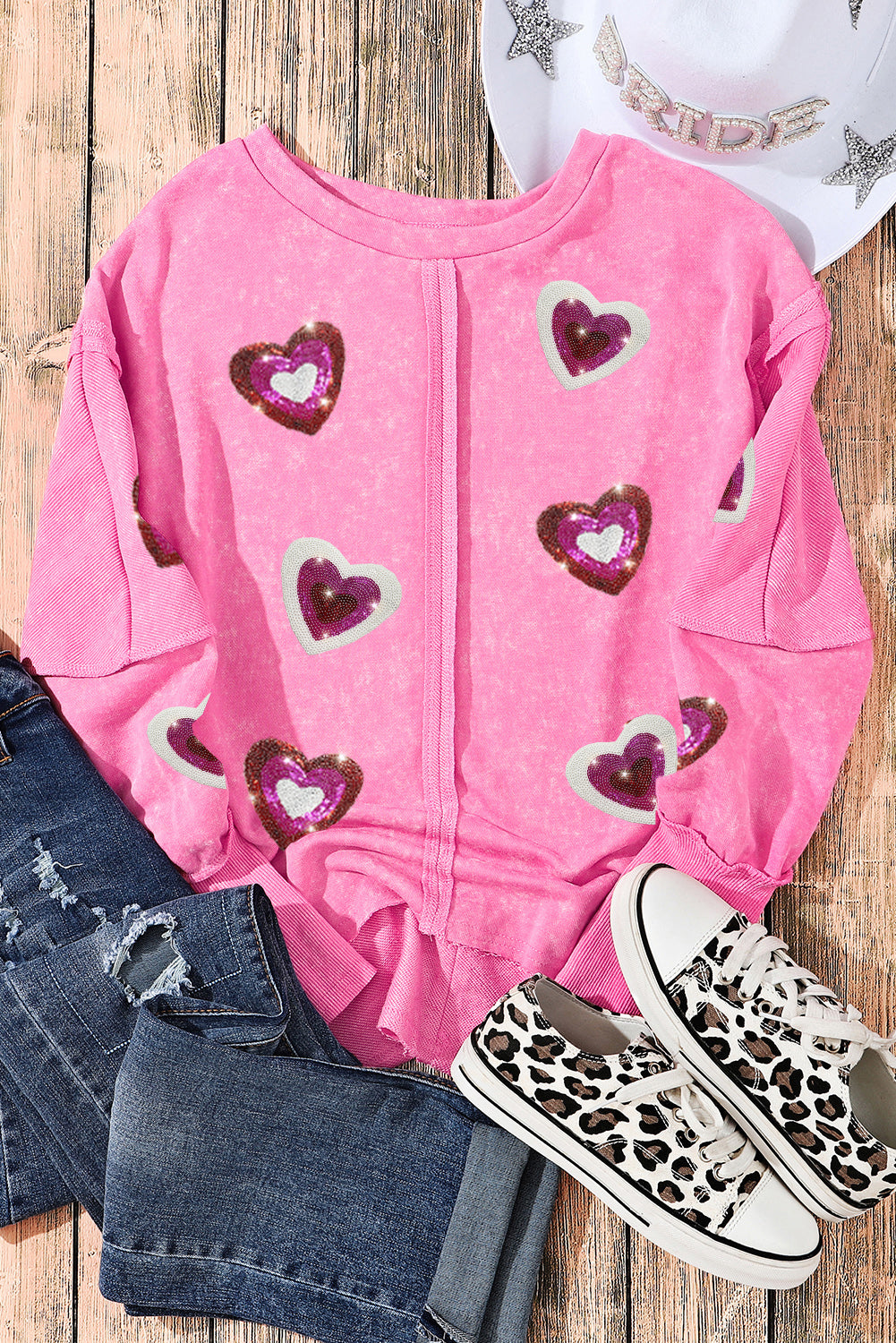 Pullover-Sweatshirt in Herzform mit Rosenpailletten und sichtbaren Nähten