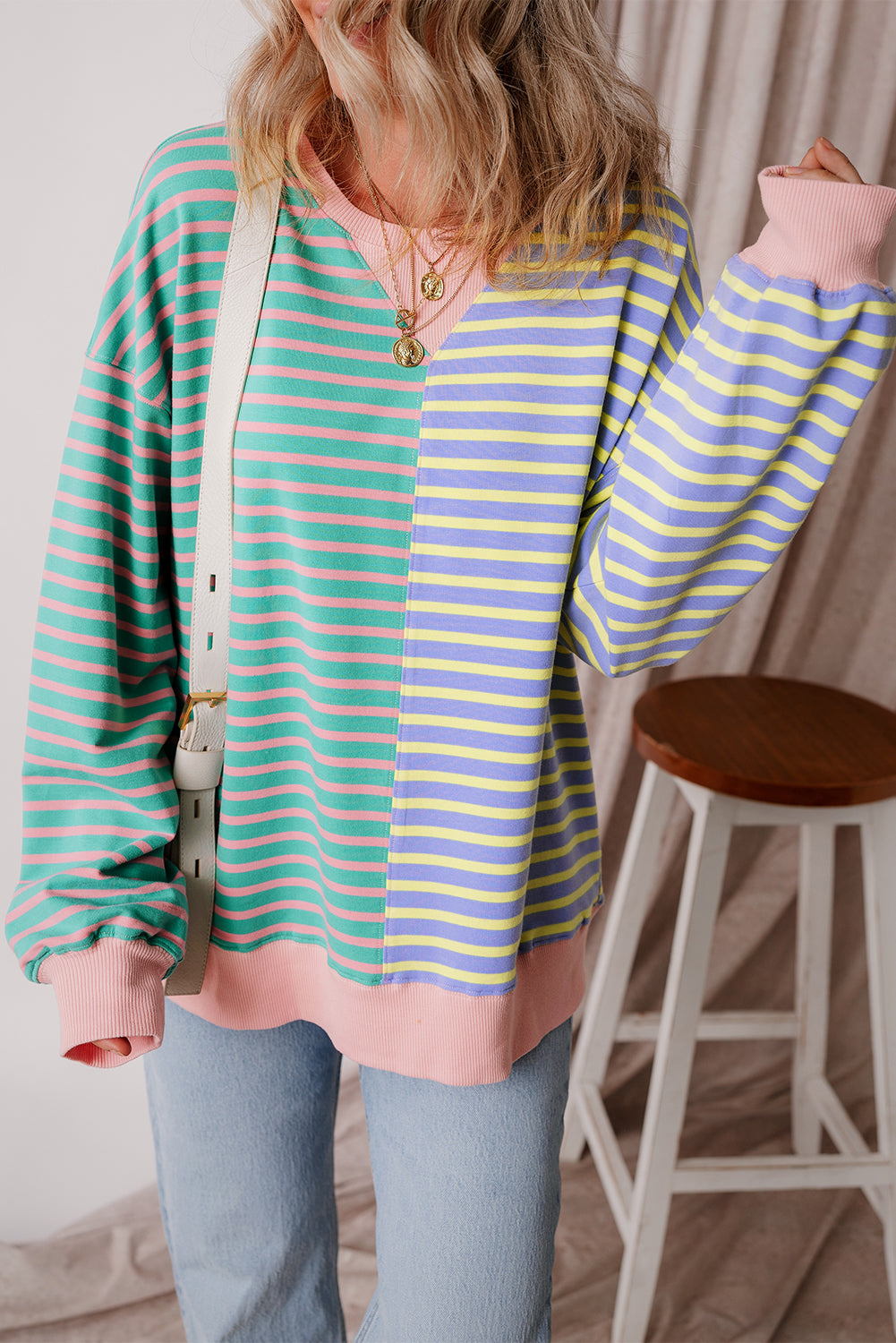 Lässiges Oversize-Sweatshirt mit Streifen und überschnittenen Schultern im Colorblock-Stil