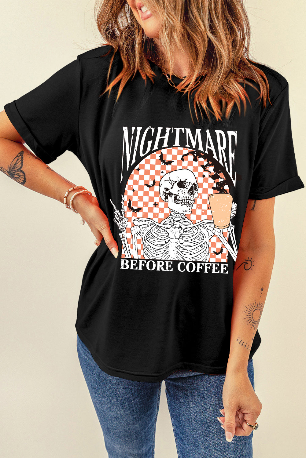 Schwarzes Halloween-T-Shirt mit Totenkopf-Schachbrett-Grafik von Nightmare Before Coffee