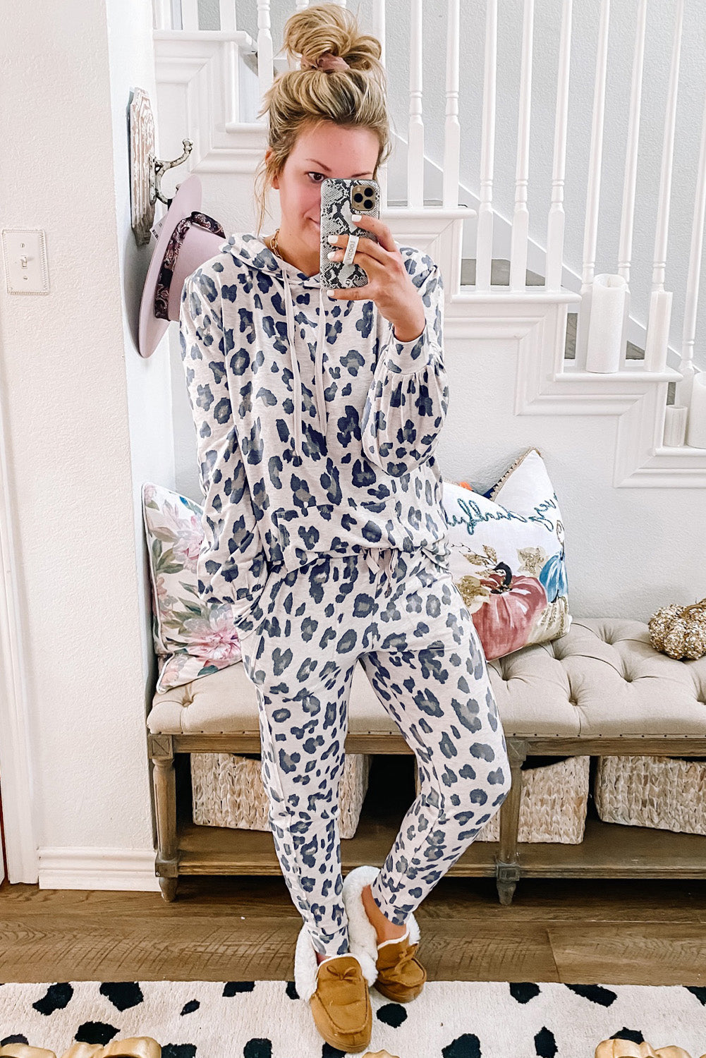 Khakifarbenes Pyjama-Set mit Kapuzenpullover mit Kordelzug und enger Hose mit Leopardenmuster