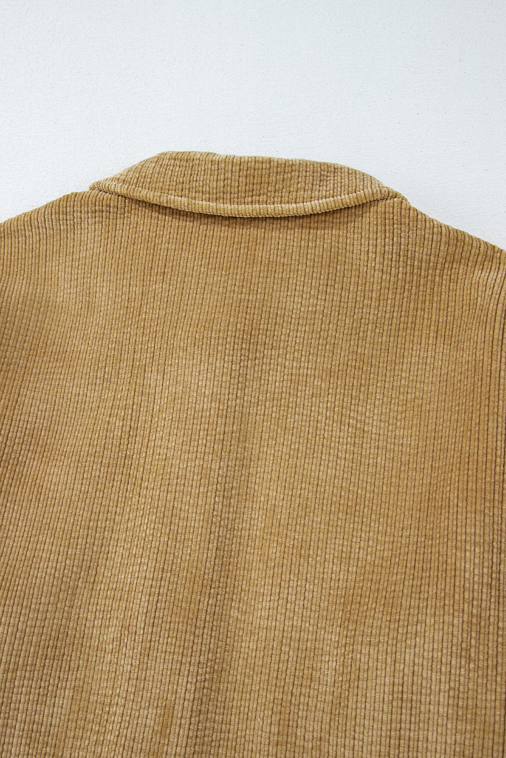 Hellbeige Cord-Shacket mit aufgesetzten Taschen und Knopfleiste