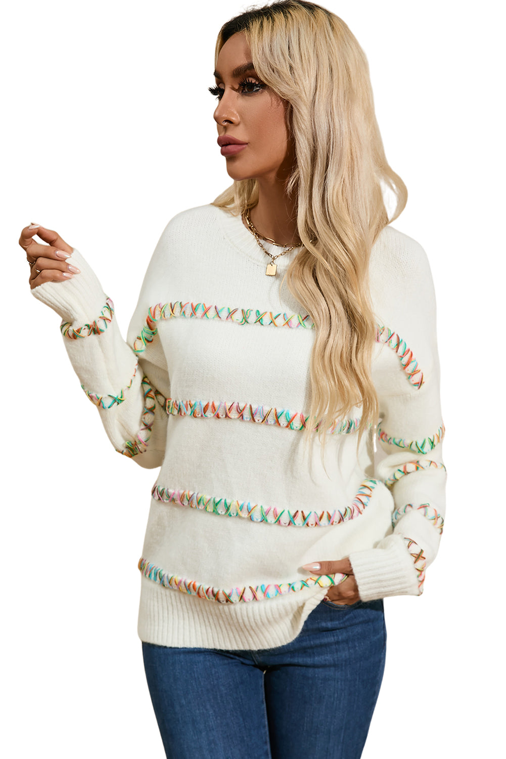 Weißer Pullover mit bunten Kreuzstichen und überschnittenen Schultern