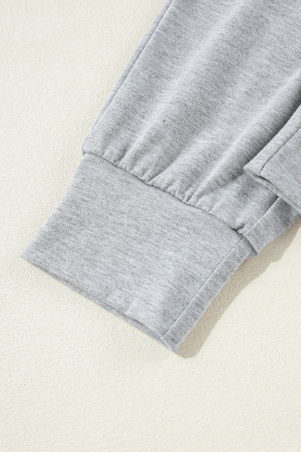 Hellgraues Lounge-Set mit langer Strickjacke und engen Hosen