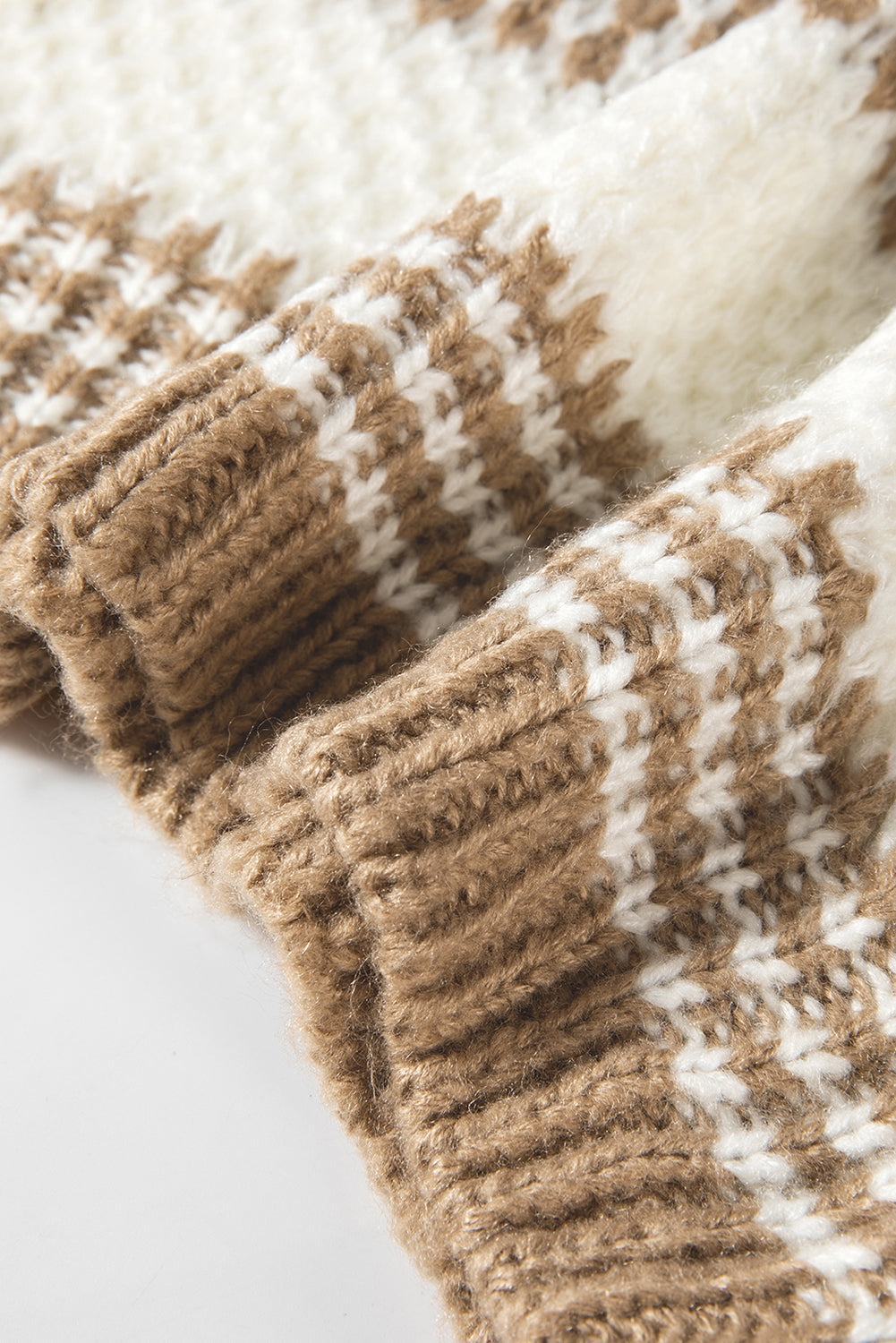 Brauner Pullover mit Streifen, tief angesetzter Schulterpartie und Rundhalsausschnitt