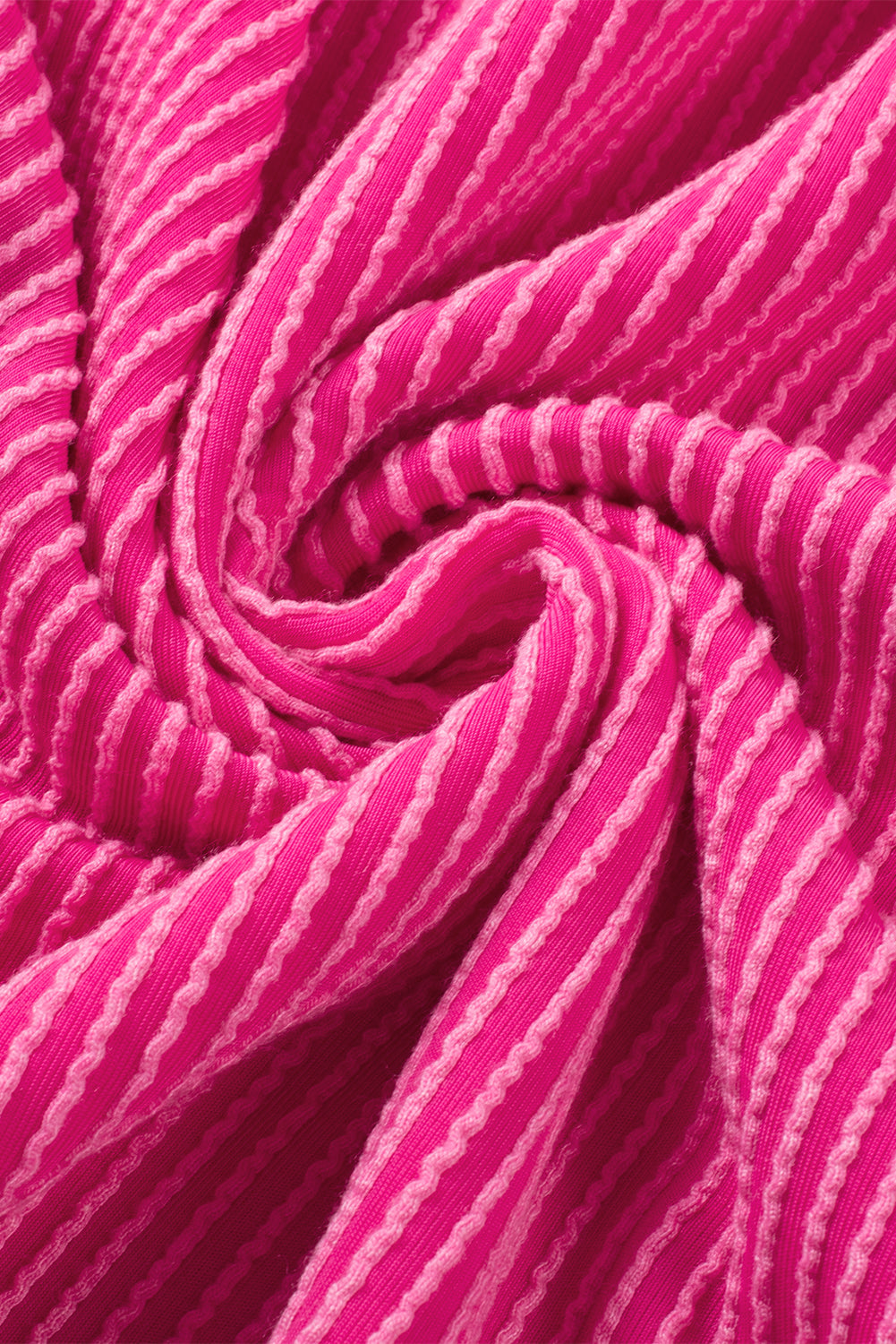 Rosarotes Minikleid mit strukturierten Rüschen und Flatterärmeln