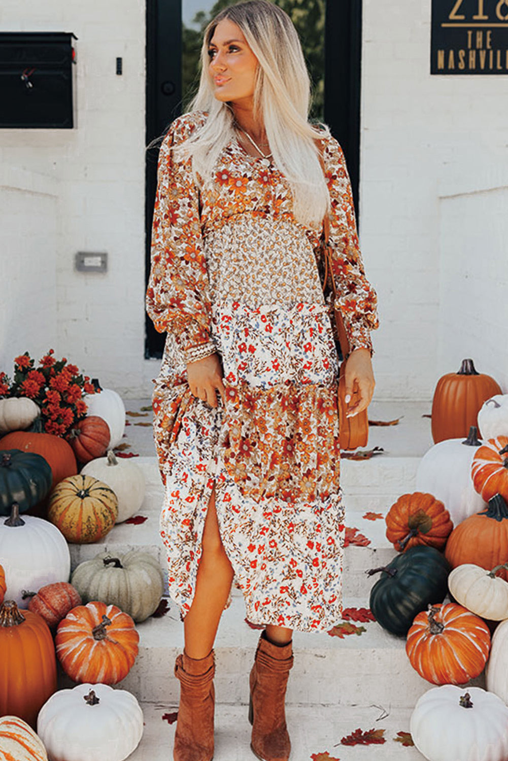 Khakifarbenes, gerüschtes, gestuftes, langärmliges Midikleid mit V-Ausschnitt und Blumenmuster