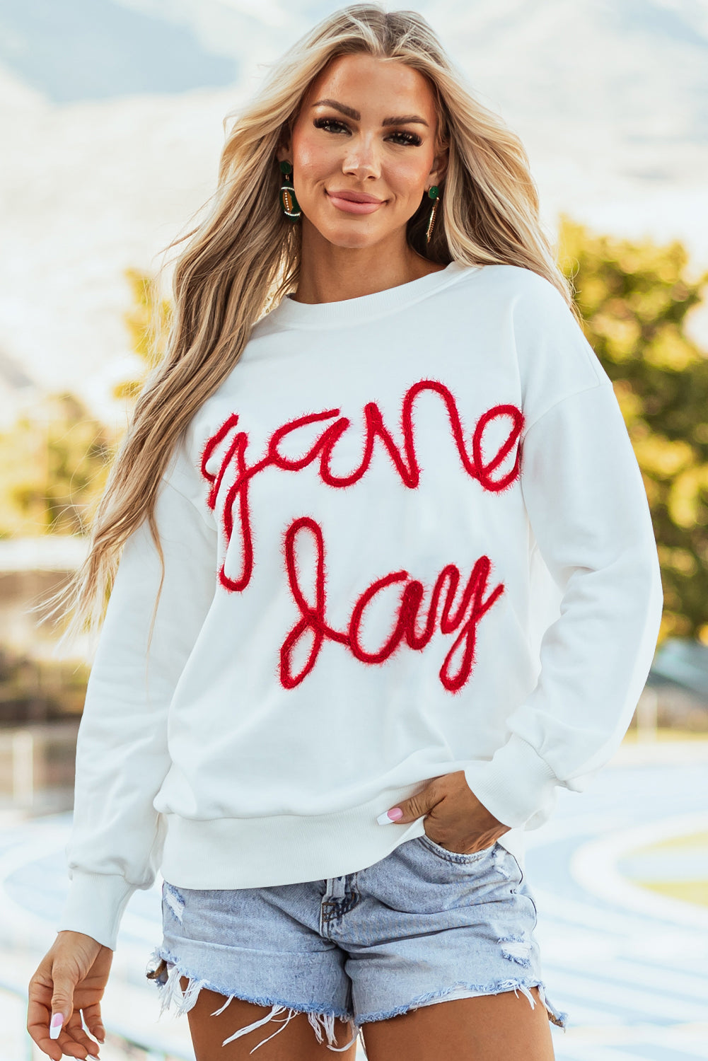 Weißes Lametta-Sweatshirt mit Game Day-Grafik und überschnittener Schulter