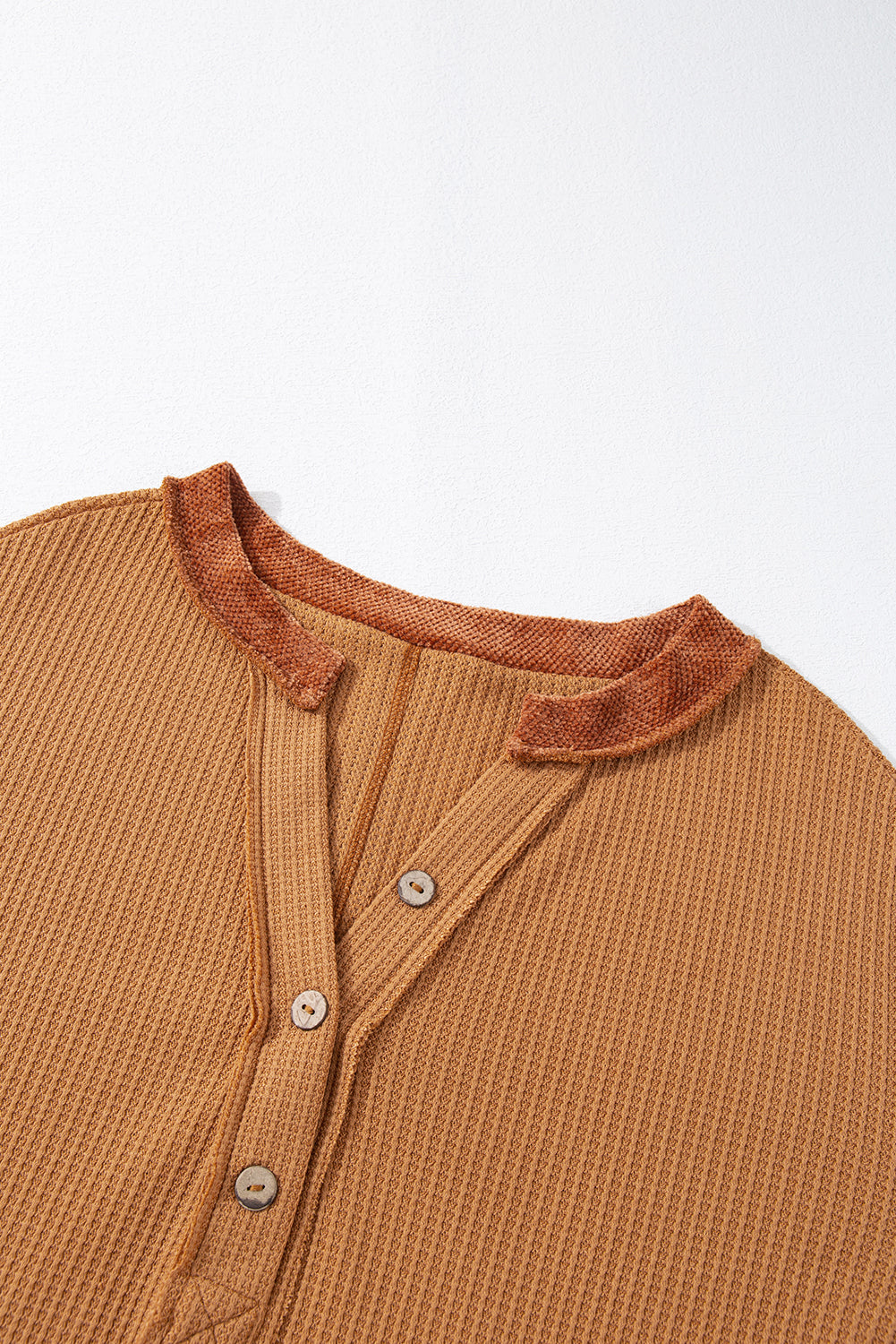 Orangefarbenes Henley-Oberteil aus Waffelstrick mit kontrastierenden Flicken und sichtbaren Nähten