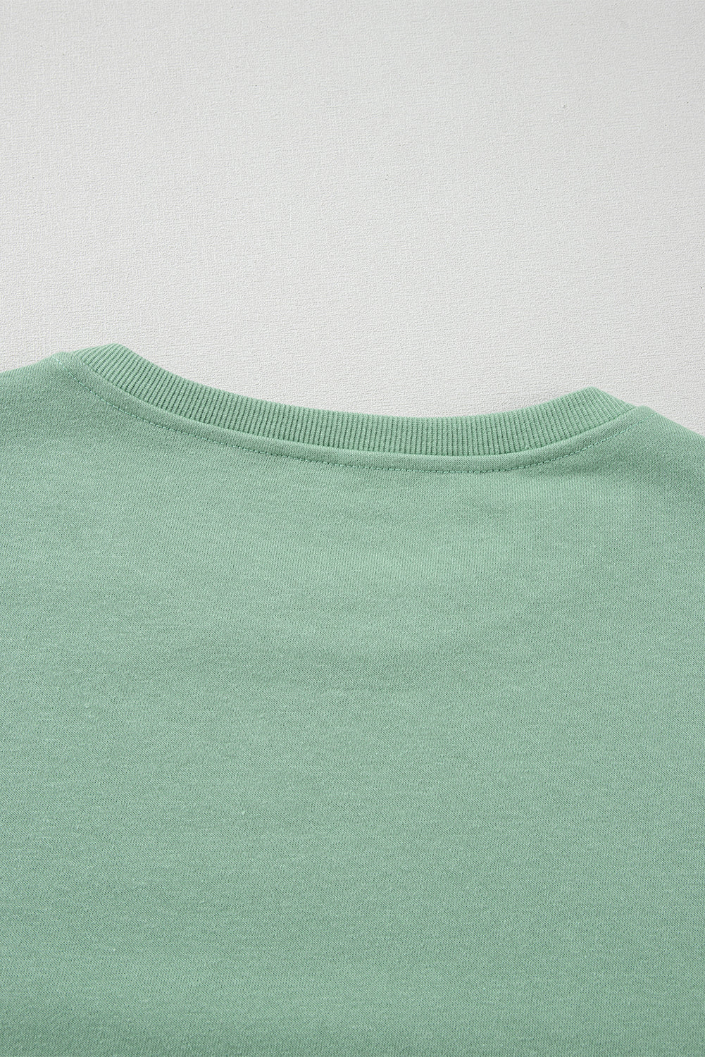 Moonlight Jade – Lockeres Sweatshirt mit Regenbogenstreifen an den Ärmeln und Rundhalsausschnitt