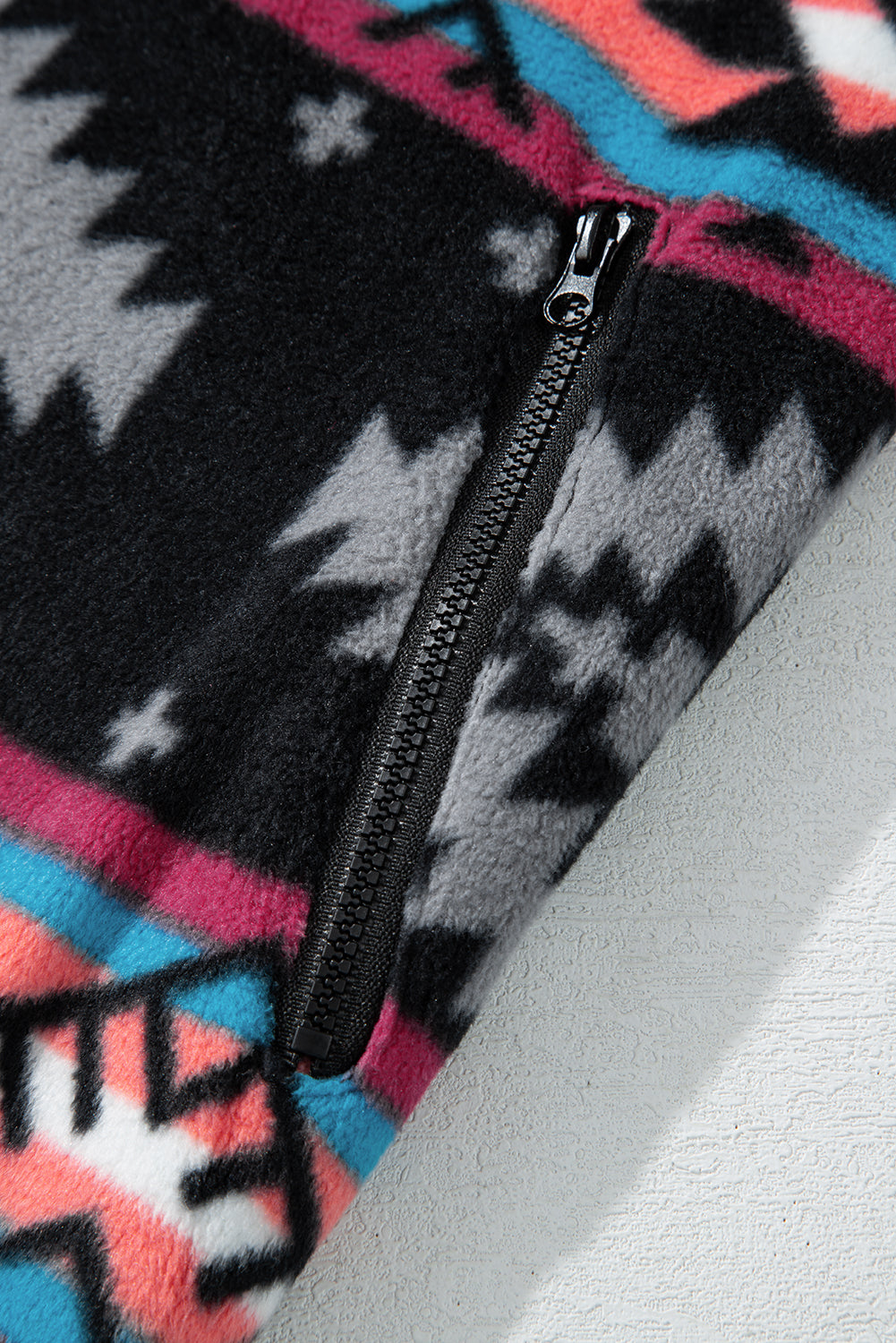 Schwarze Jacke mit Reißverschlusskragen und Aztekenmuster