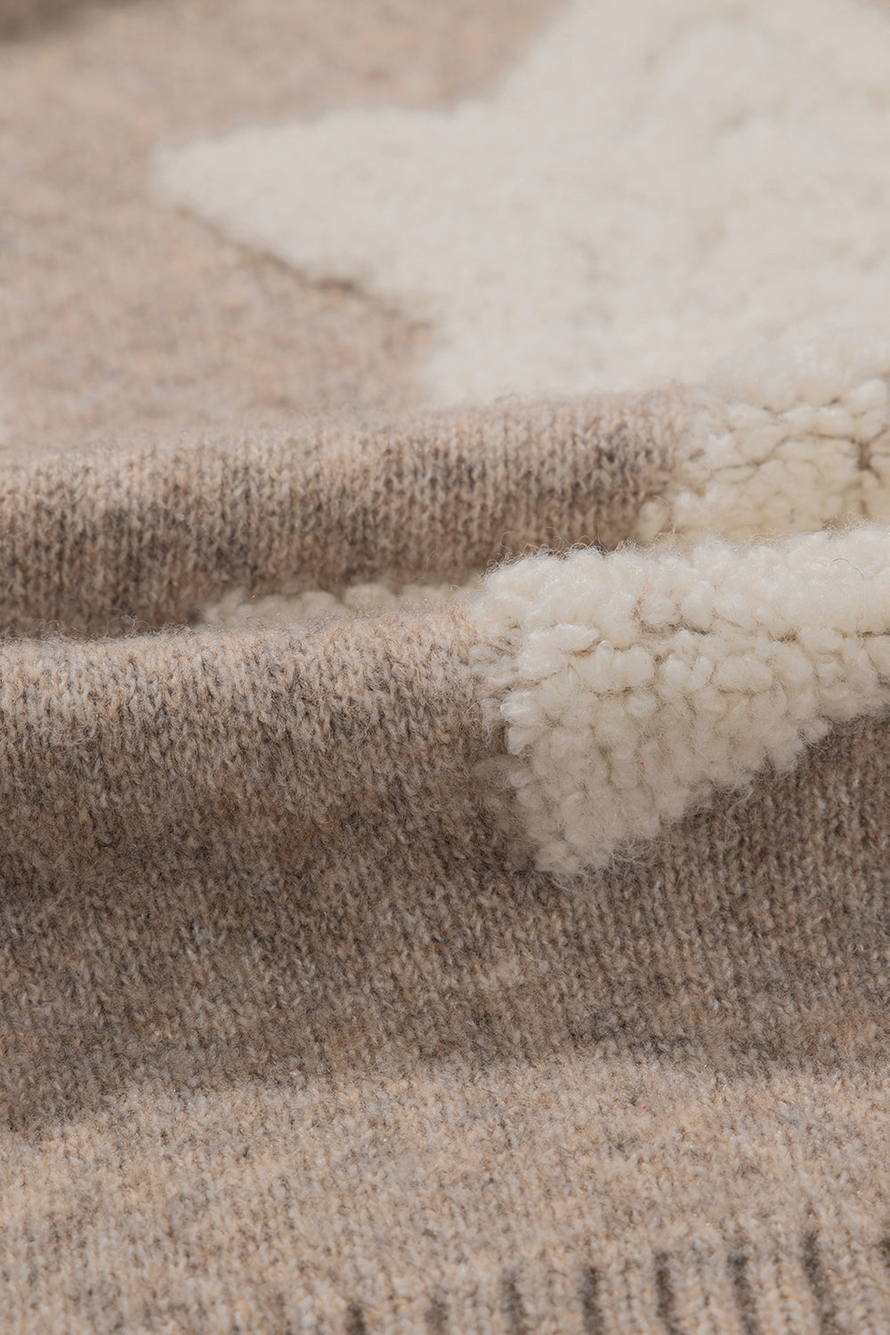 Khakifarbener Sherpa-Strickpullover mit Sternenmuster und Taschen