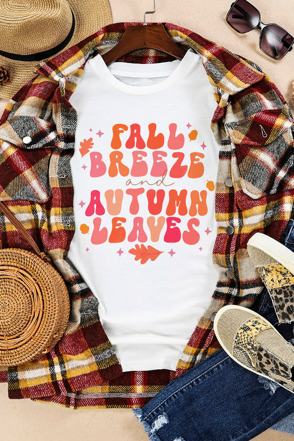 Weißes T-Shirt mit Herbstbrise und Herbstblättern