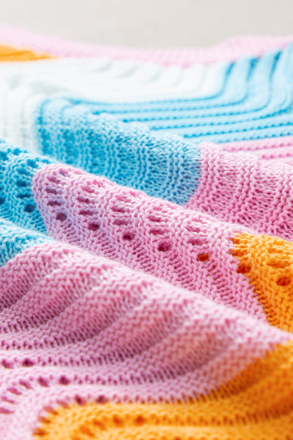 Mehrfarbig gestreifte Strickweste mit Colorblock-Muster und gewelltem Saum