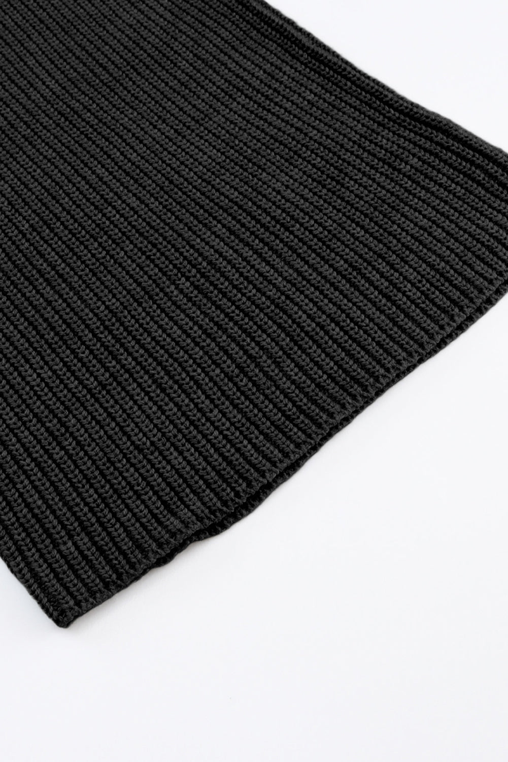 Set aus schwarzem Strickpullover mit V-Ausschnitt und lässiger Hose