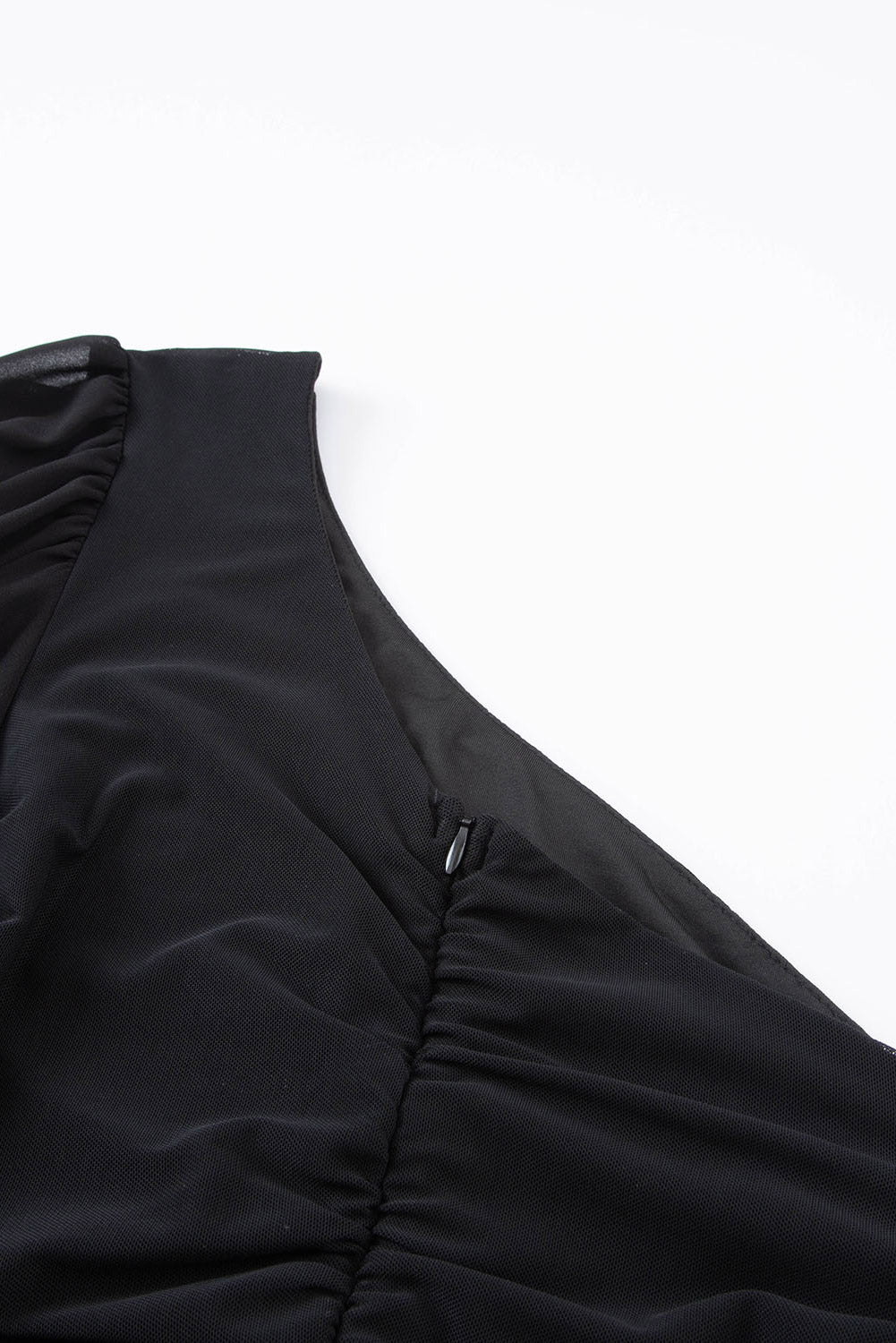Schwarzes Langarm-Top mit One-Shoulder-Träger aus Netzstoff