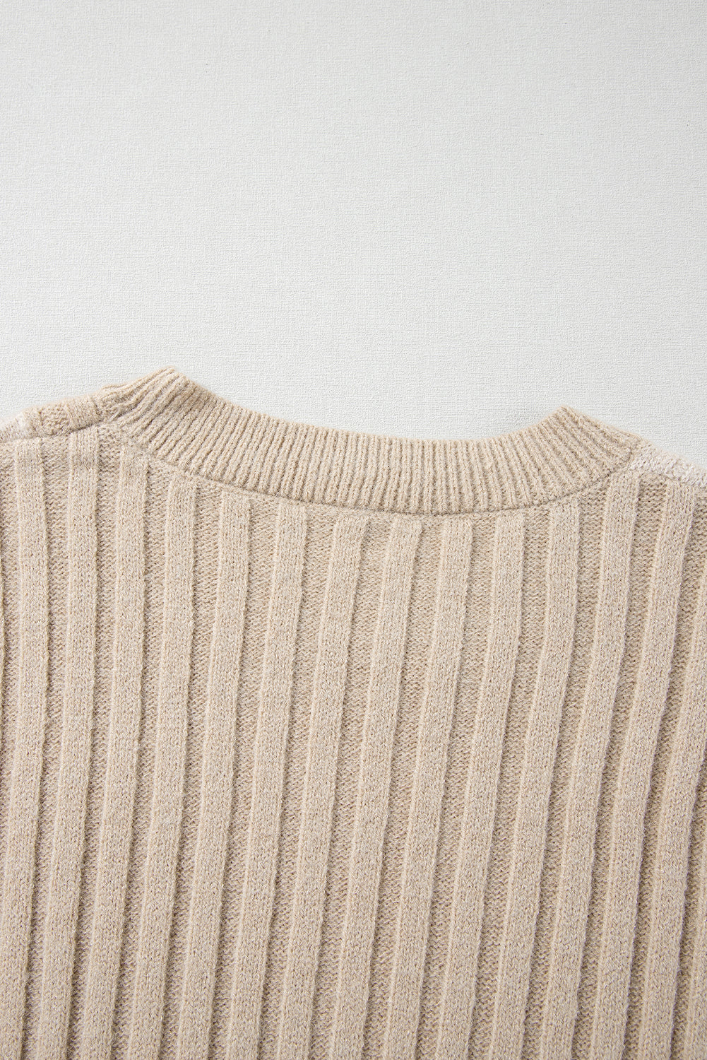 Khakifarbener Pullover mit Zopfmuster und Colorblock-Muster, Rundhalsausschnitt und überschnittener Schulter