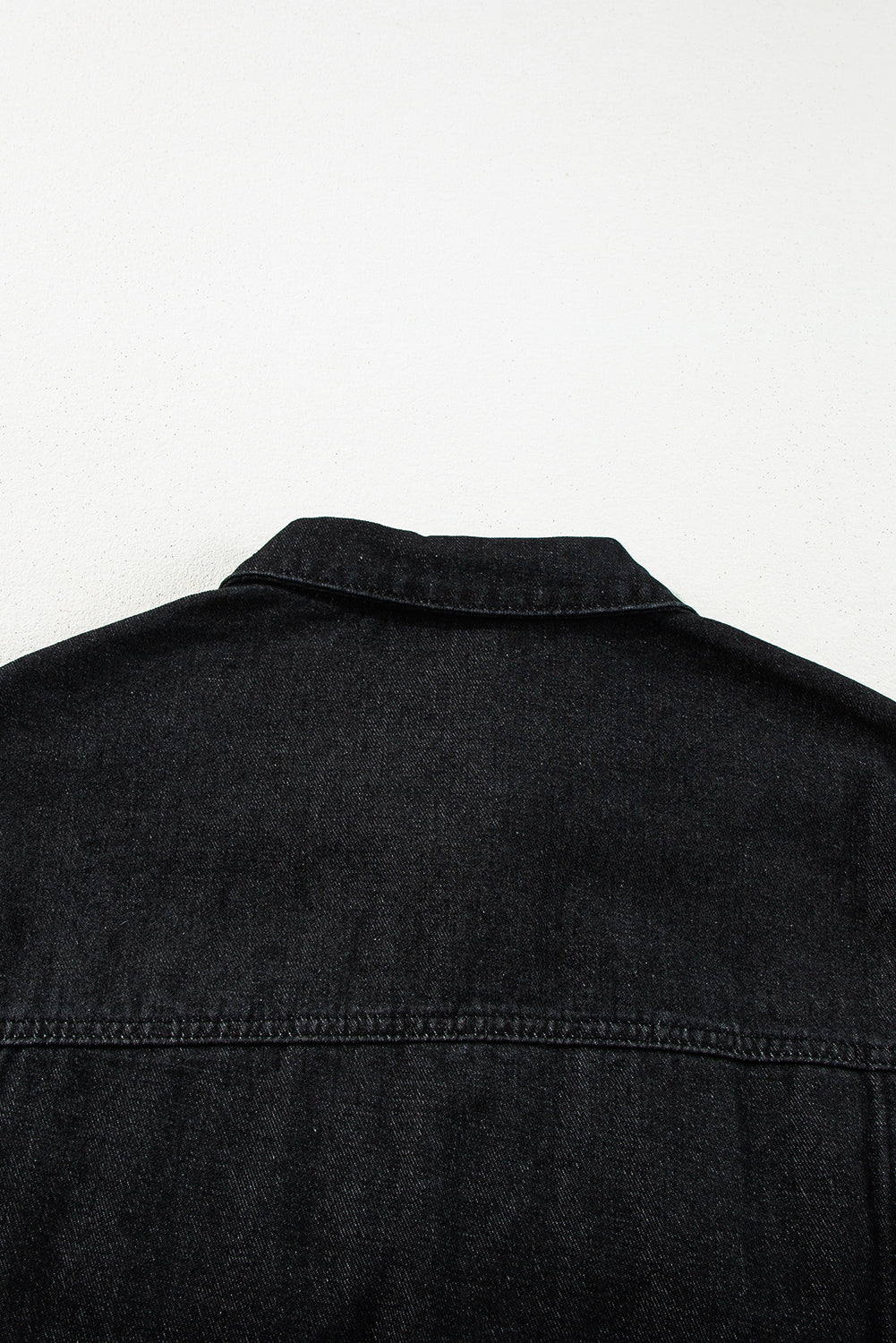 Schwarze, gerüschte, kurzärmlige Jeansjacke mit ungesäumten Kanten