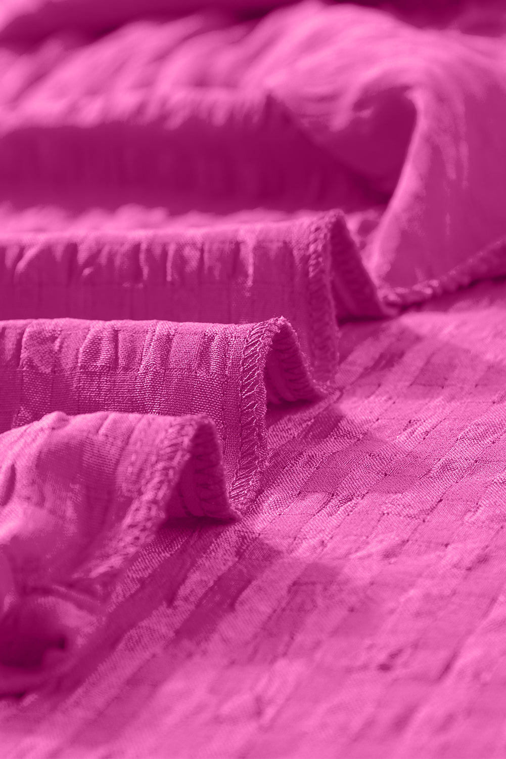 Rosarotes strukturiertes Minikleid mit Rüschen und kurzen Ärmeln