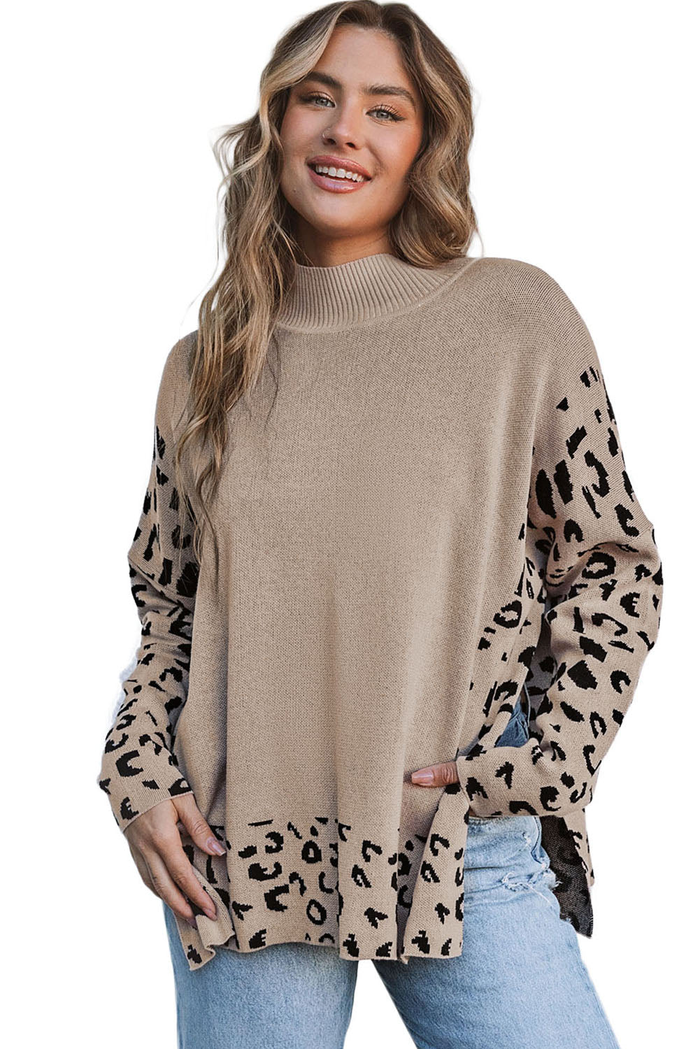 Khakifarbener Oversize-Pullover mit Leopardenmuster und hohem Kragen sowie Seitenschlitz