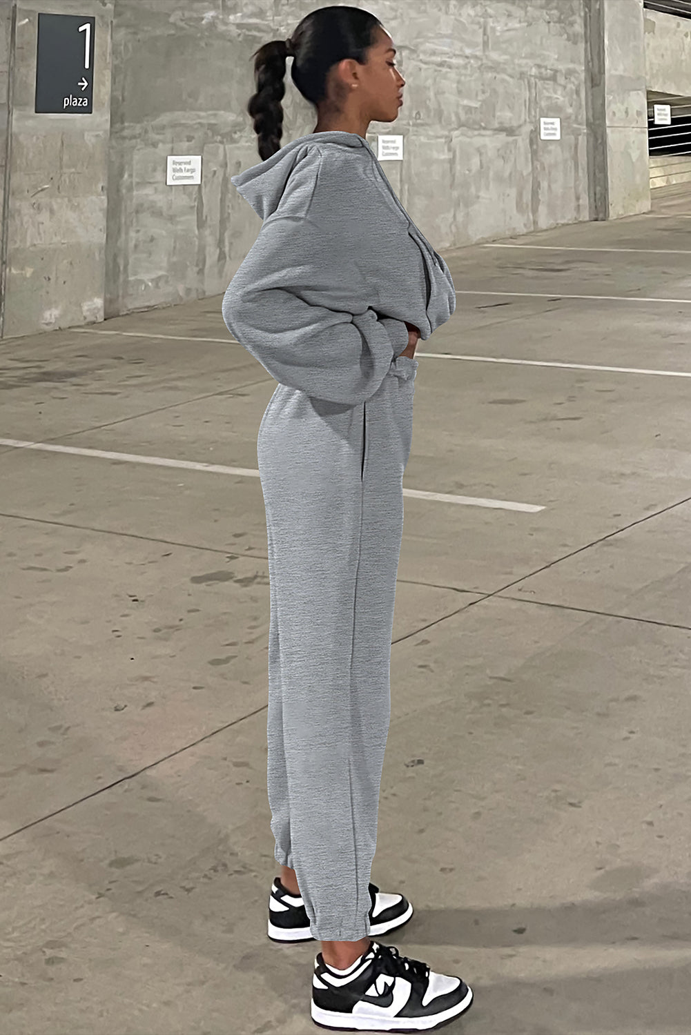 Graues Activewear-Set mit Kapuzenpullover und Jogginghose mit überschnittenen Schultern