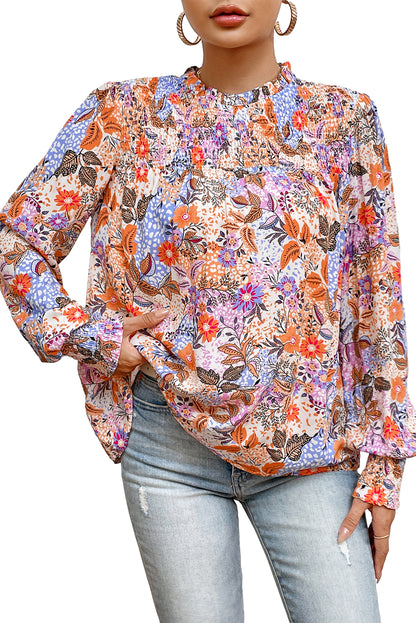 Mehrfarbige Bluse mit Blumenmuster, Bischofsärmeln und Rüschen am Rundhalsausschnitt