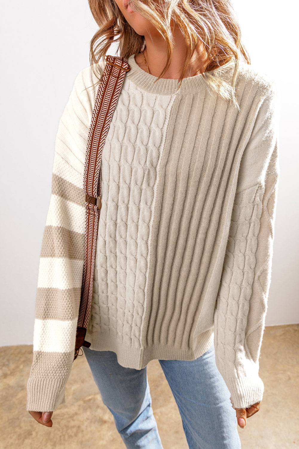Khakifarbener Pullover mit Zopfmuster und Colorblock-Muster, Rundhalsausschnitt und überschnittener Schulter