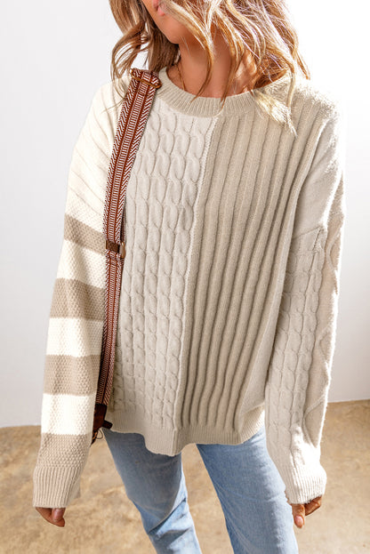 Khakifarbener Pullover mit Zopfmuster und Colorblock-Muster, Rundhalsausschnitt und überschnittener Schulter