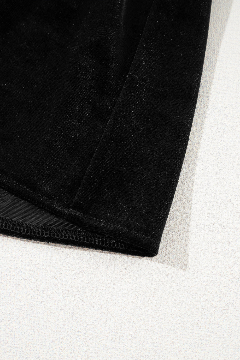 Schwarzes Midikleid aus Samt mit Knöpfen, Puffärmeln, V-Ausschnitt und Schlitz